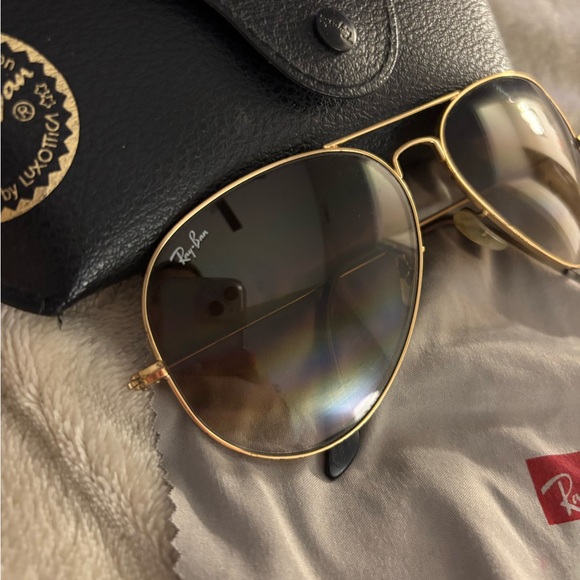 Ray-Ban Aviator Sunglasses with Gold Frame - Picture 4 of 5